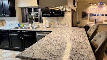 Four à micro-ondes, un four, surface de cuisson, lave-vaisselle