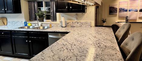 Micro-ondes, four, plaque de cuisson, lave-vaisselle