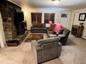 TV, fireplace - Alaska Tucked Inn-The Nest ; 
Gorgeous apartment in the outskirts of Fairbanks (Fairbanks)