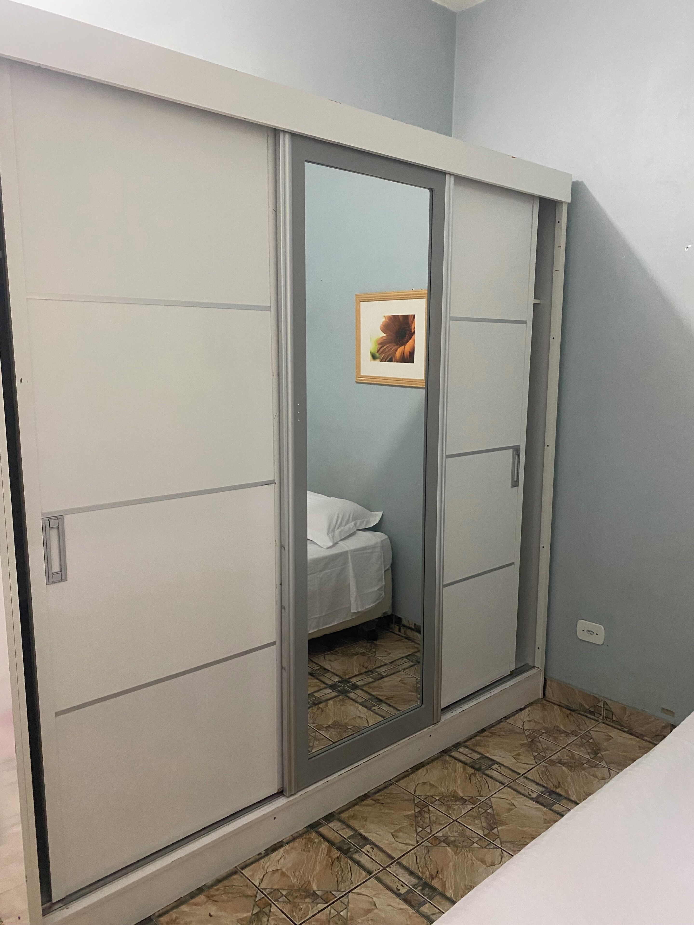 5 habitaciones, tabla de planchar con plancha, wifi y ropa de cama 