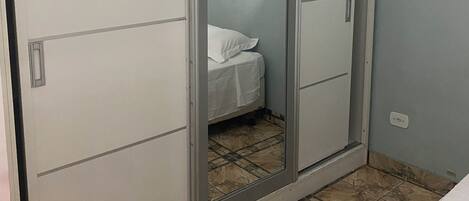 5 habitaciones, tabla de planchar con plancha, wifi y ropa de cama