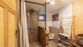 Dusche, Haartrockner, Handtücher, Toilettenpapier
