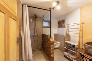 Dusche, Haartrockner, Handtücher, Toilettenpapier