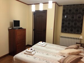 Iron/ironing board, bed sheets