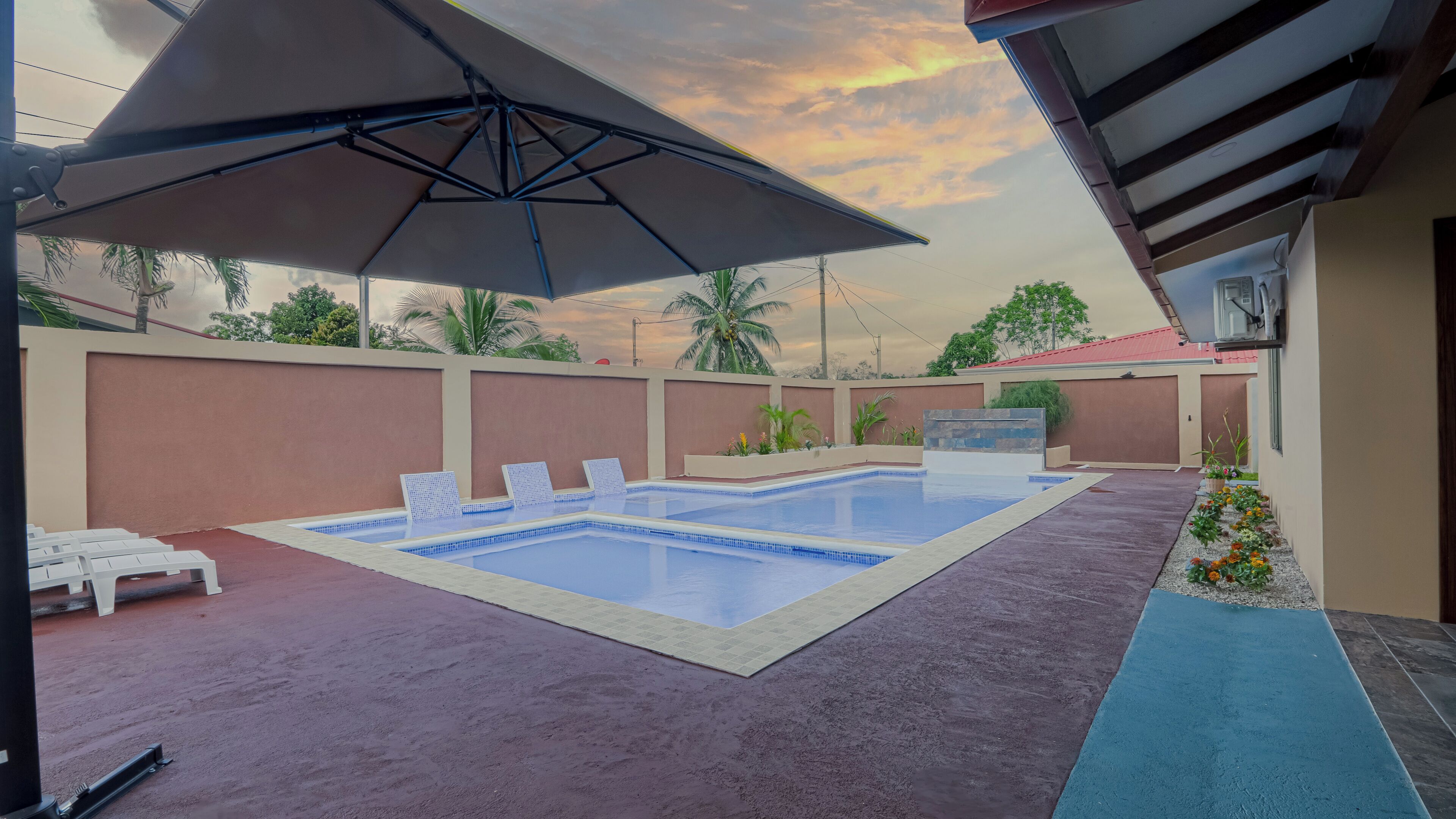Una piscina al aire libre