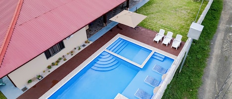 Una piscina al aire libre