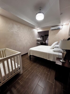 4 makuuhuonetta, työpöytä, silitysrauta/-lauta, ilmainen Wi-Fi