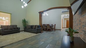 Smart TV - Wonderful 4-bedroom villa with AC in peaceful - Villa Abigail La Fortuna (La Fortuna)