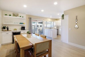 Dining - Peaceful, 3-bedroom 3-bath condo. Brand new, fully remodeled, "Desert Oasis" (Palm Springs)
