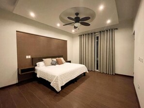 2 bedrooms, WiFi, bed sheets - Beachfront Apartment (El Centenario)