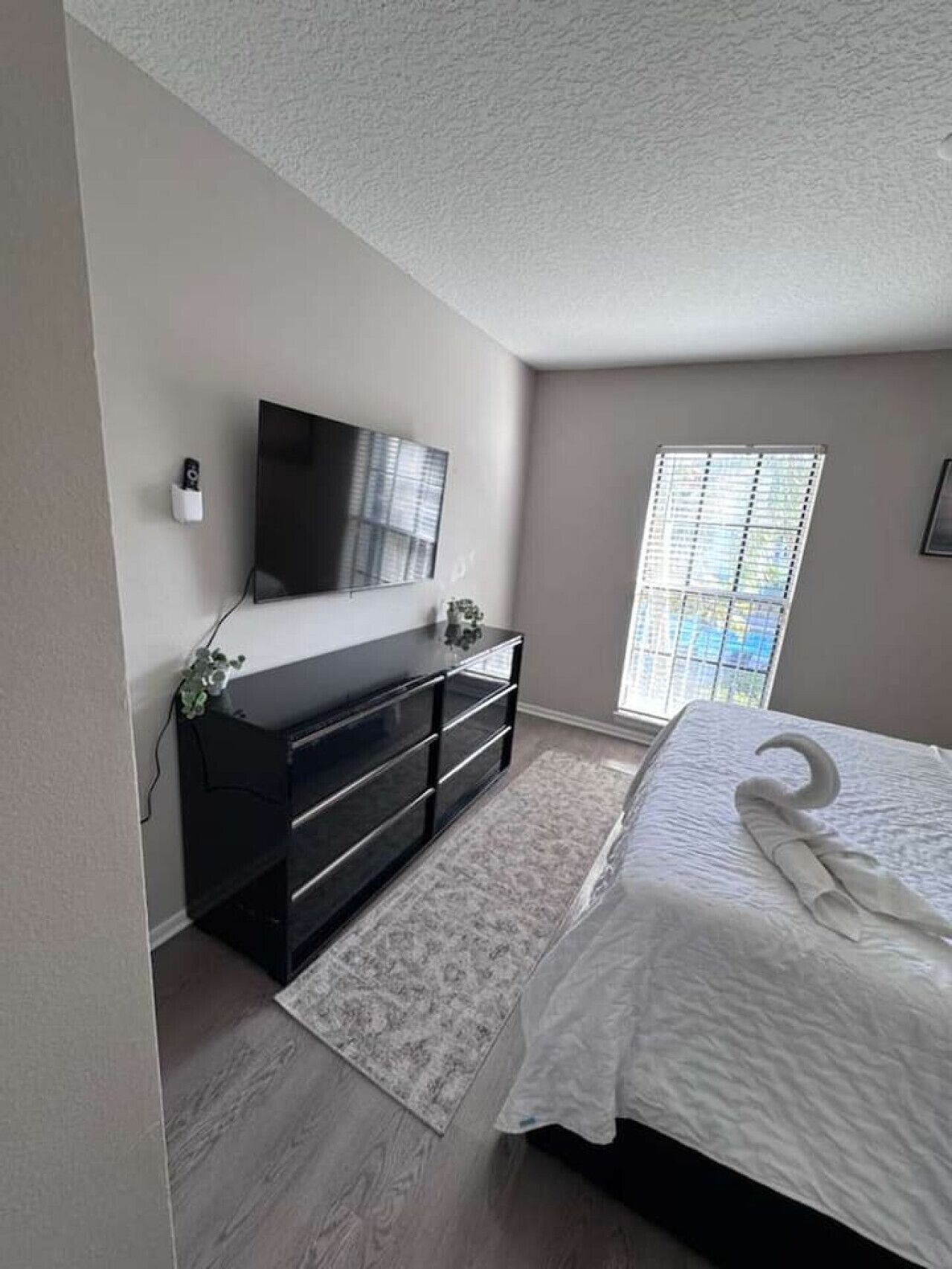 2 bedrooms, desk, iron/ironing board, travel crib