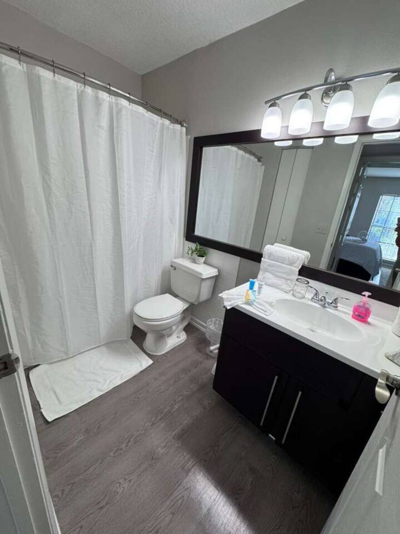 Dusj, hårføner, håndklær og såpe