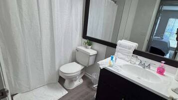 Dusj, hårføner, håndklær og såpe