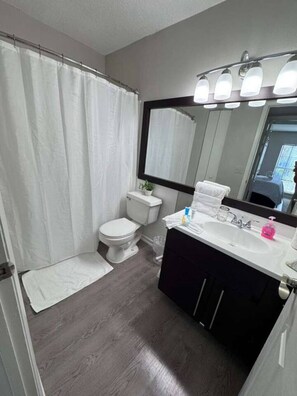 Dusj, hårføner, håndklær og såpe