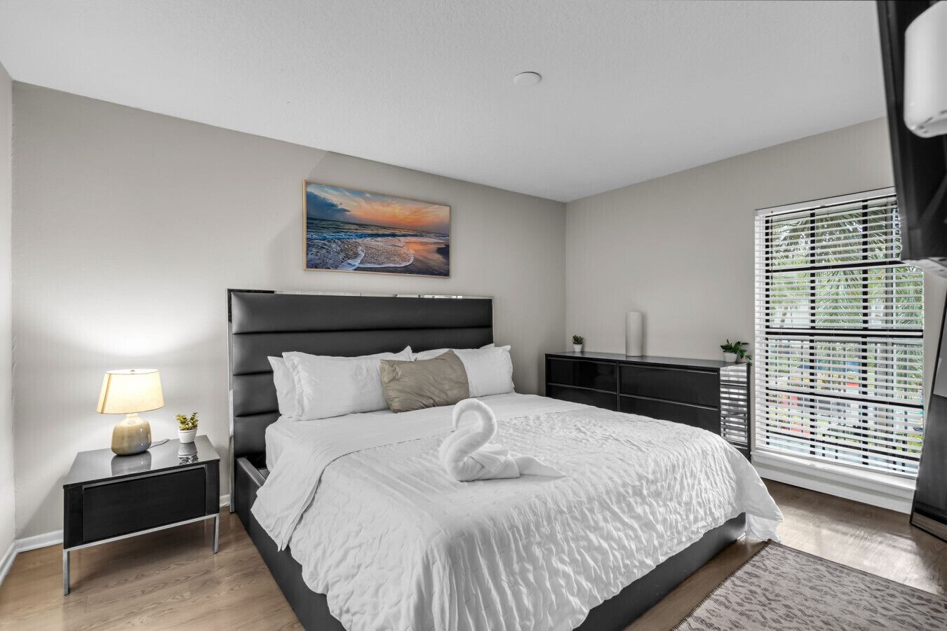 2 chambres, bureau, fer et planche à repasser, lit parapluie