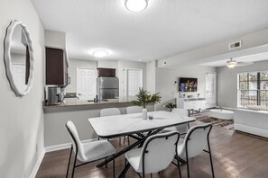 Dining - Family Friendly 2 Bed in Fort Lauderdale (Fort Lauderdale)