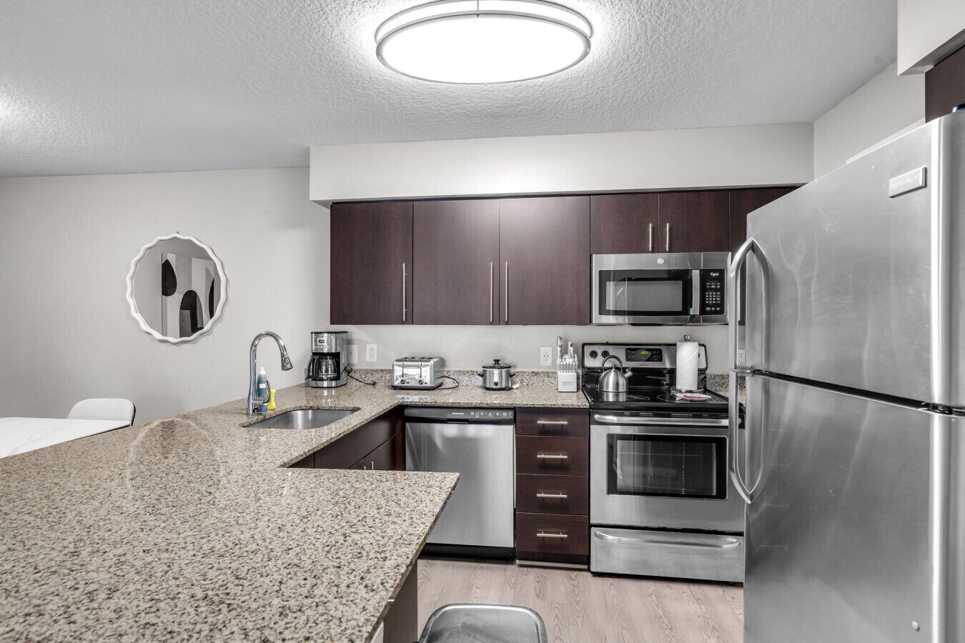 Réfrigérateur, micro-ondes, four, plaque de cuisson