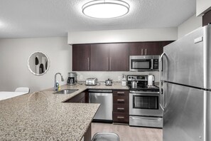 冷蔵庫、電子レンジ、オーブン、コンロ