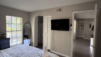 2 soverom, skrivebord, strykejern/-brett og reiseseng for barn