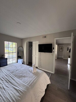 2 soverom, skrivebord, strykejern/-brett og reiseseng for barn