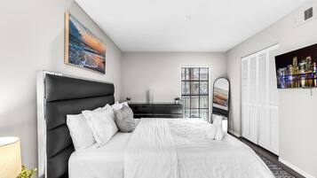 2 soverom, skrivebord, strykejern/-brett og reiseseng for barn