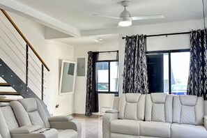 Living area - Savannah Sol Escape (Runaway Bay)