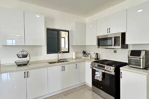 Private kitchen - Savannah Sol Escape (Runaway Bay)