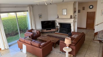 Smart TV, caminetto, impianto stereo