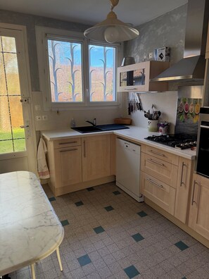 Fridge, microwave, oven, stovetop - A 168m² house with garden and river. Pets welcome! (Blangy-sur-Bresle)