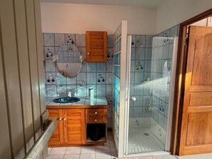 Dusche, Haartrockner, Bidet, Handtücher