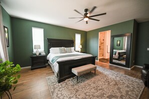 5 chambres, bureau, fer et planche à repasser, lit de bébé portatif