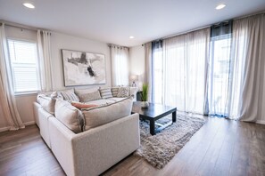 Smart TV y chimenea 