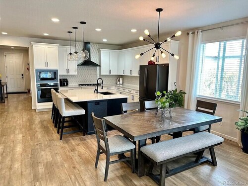 Lux Family Retreat/Pool Table/13 Mins to Airport