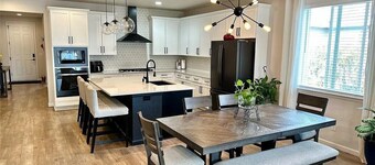 Lux Family Retreat/Pool Table/13 Mins to Airport
