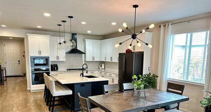 Lux Family Retreat/Pool Table/13 Mins to Airport