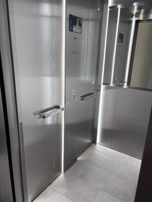 คอมฟอร์ทอพาร์ทเมนท์, ระเ บียง, วิวเมือง | ภายใน