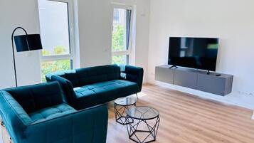 Comfort Apartment, Balcony, City View | Living area