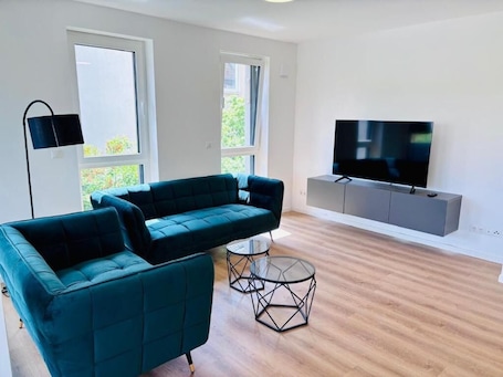 Comfort-Apartment, Balkon, Stadtblick | Wohnbereich | Flachbildfernseher. Boardinghouse C Homes