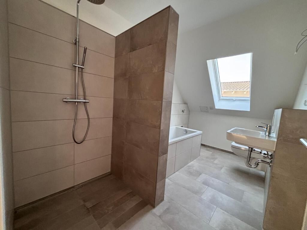 Comfort-lejlighed - balkon - byudsigt | Badeværelse | Separat badekar og bruser, hårtørrer, håndklæder, Sæbe