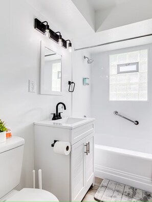 Towels, soap, toilet paper - Upscale 2BR Retreat Near CVNP & Downtown Falls (Cuyahoga Falls)