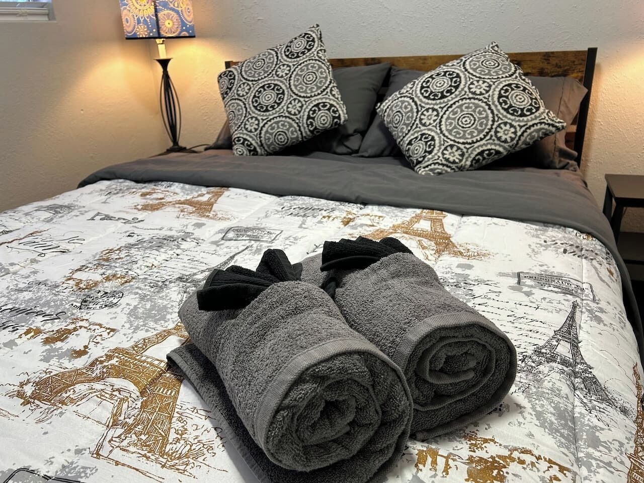 Escritorio, tabla de planchar con plancha, wifi gratis y ropa de cama