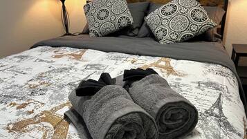 Escritorio, tabla de planchar con plancha, wifi gratis y ropa de cama