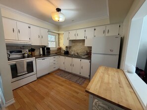 Een magnetron, een oven, een kookplaat, een vaatwasser