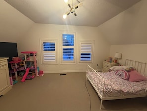 3 slaapkamers, een strijkplank/strijkijzer, wifi, beddengoed