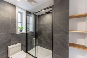 Douche, séchoir à cheveux, shampooing