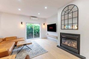 Living area - The Mixte | Free Parking | Pet Friendly | AC (Montreal)