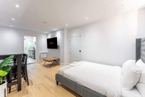 Room - The Mixte | Free Parking | Pet Friendly | AC (Montreal)