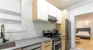 Réfrigérateur, micro-ondes, four, plaque de cuisson