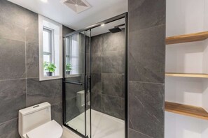 Shower, hair dryer, shampoo - The Mixte | Free Parking | Pet Friendly | AC (Montreal)