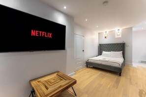 4 bedrooms, travel cot, WiFi, bed sheets - The Mixte | Free Parking | Pet Friendly | AC (Montreal)